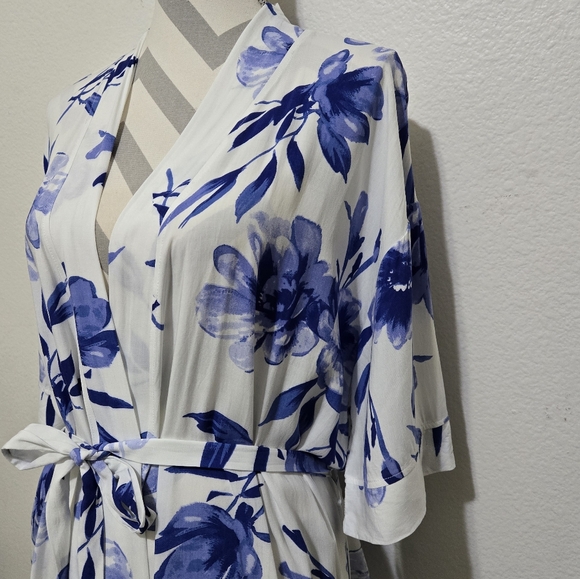 Yumi Kim White & Blue Floral Robe - Picture 4 of 12